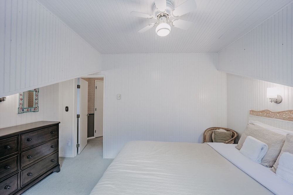 13sl - Hot Tub - Pets Ok - Wifi - Sleeps 8 2 Bedroom Home by RedAwning