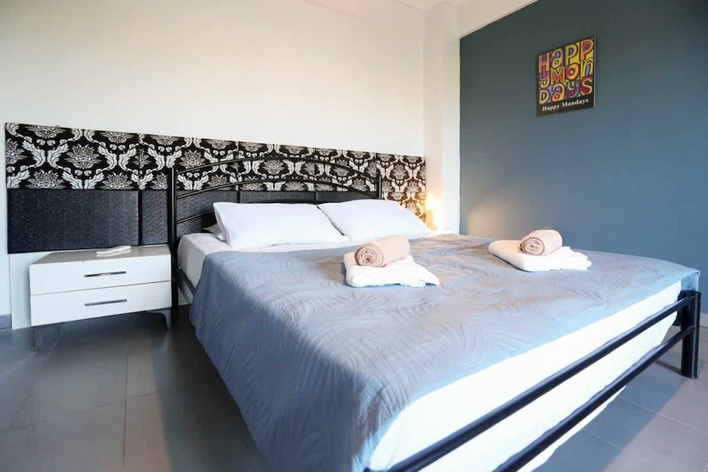 Villa Erytha - Serene Retreat With Views Garden