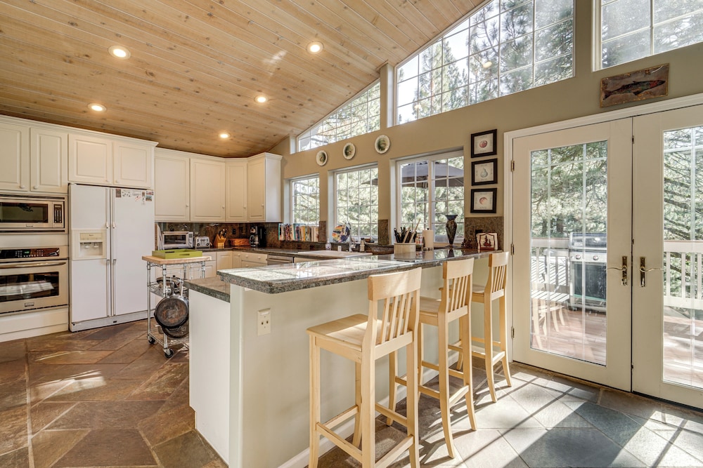 1 Mi to Lift! Olympic Valley Chalet w/ Hot Tub