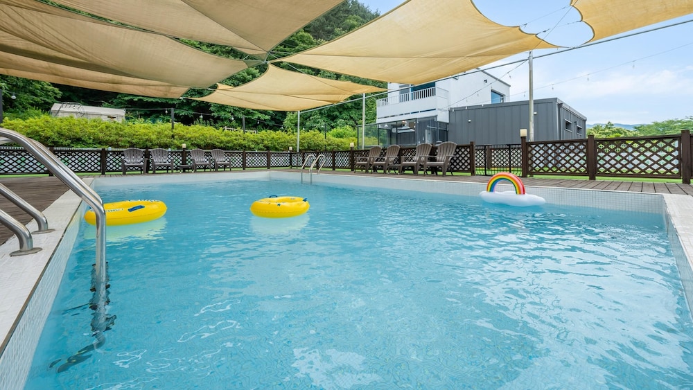 Gapyeong Dangdangi Pet Poolvilla Blue