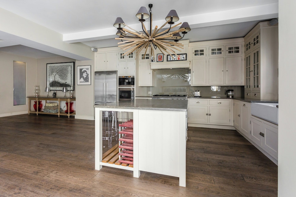Holland Park Avenue VII by Onefinestay