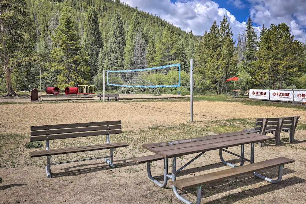 Walk to Lifts: Condo w/ Mtn Views in Keystone! view 3
