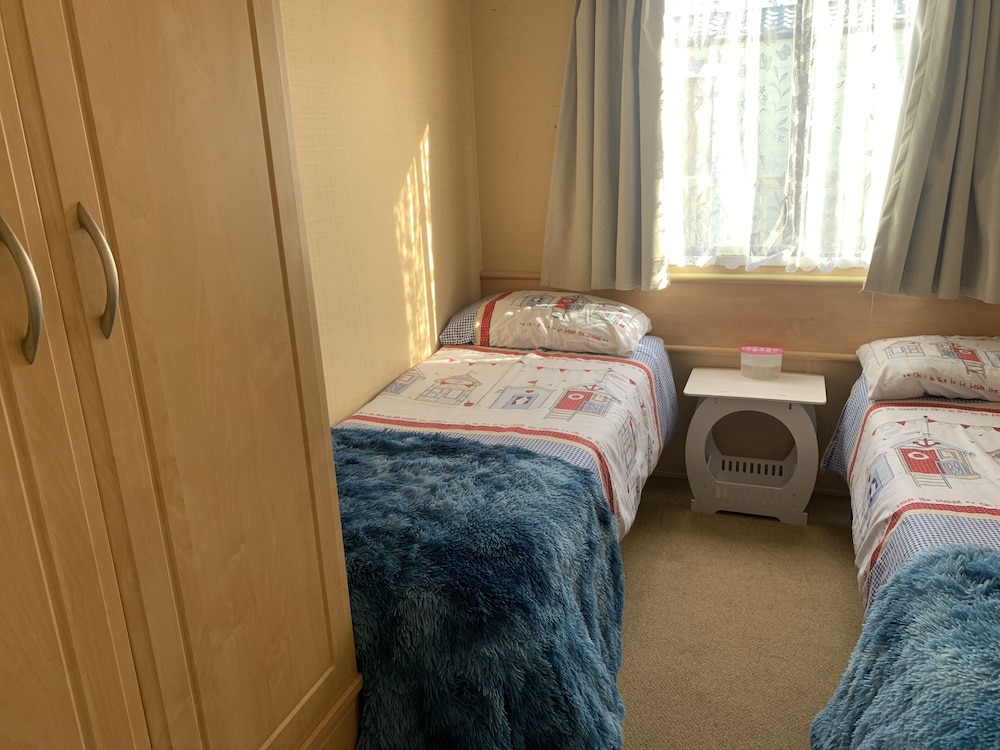 Lovely 2 Bed Chalet in Clacton-on-sea view 5