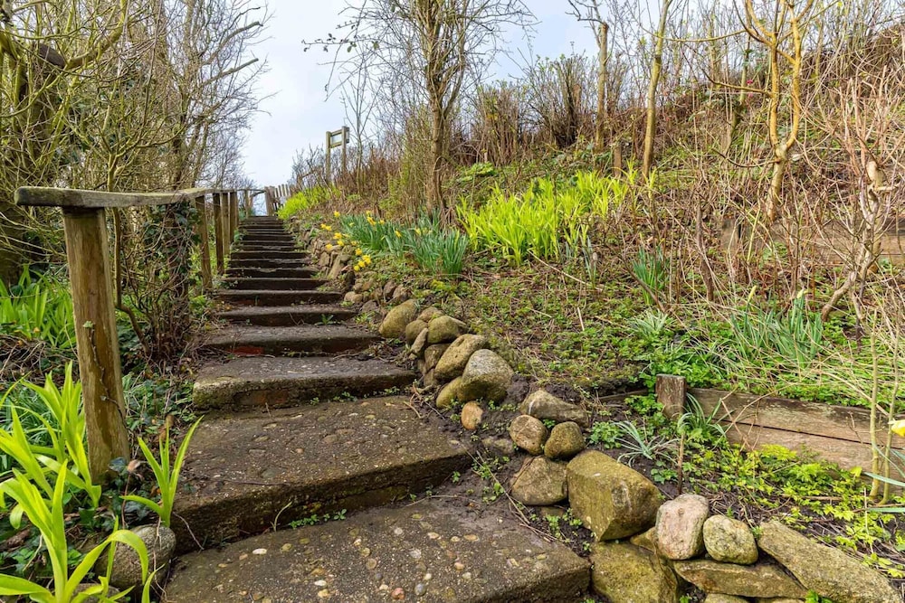 Apartment Near North Sea Dike With Garden