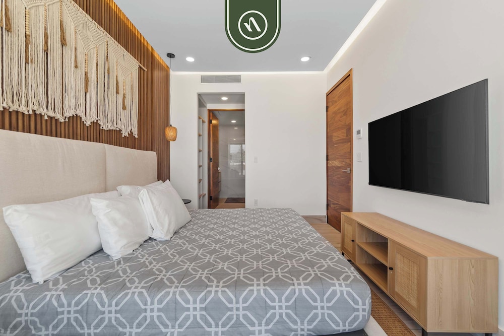 Luxury 2 BR Condo With Dream Pools - Beach - Art
