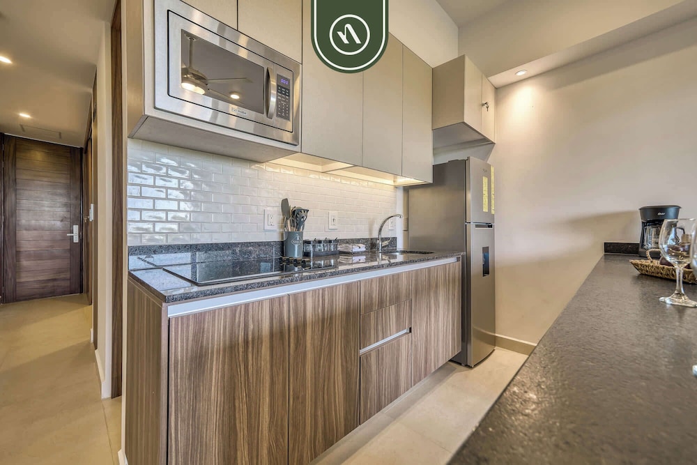 Brand New 1 BR Condo - Pool - Jacuzzi - Gym