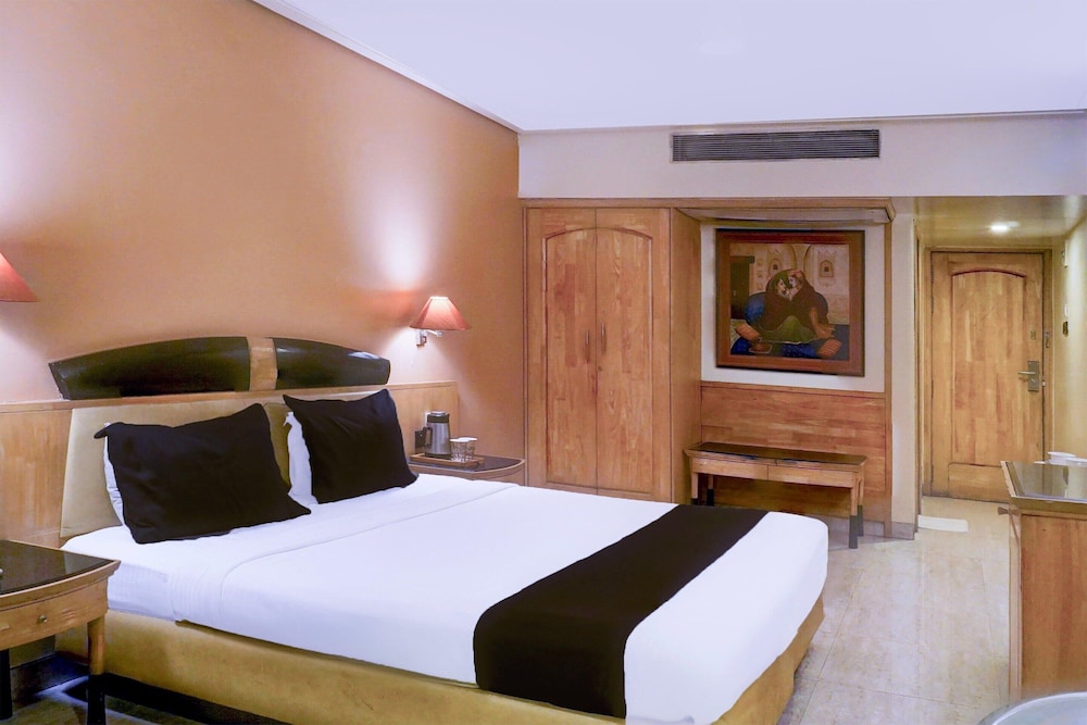 Premium Room Near Pataleshwar Temple, Pune