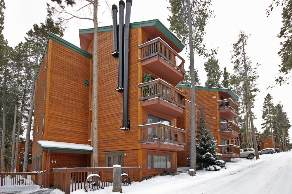 Peak 8 Ge E35 2 Bedroom Condo by RedAwning
