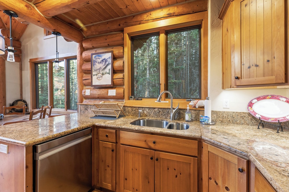 Stunning Views! Ski-in/out Mountain Village Cabin