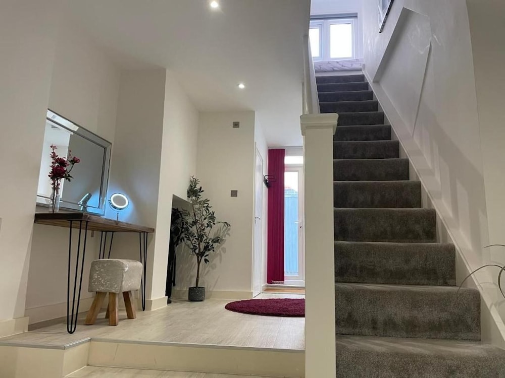Spacious1br-6guests-walktoshops-fastwifi