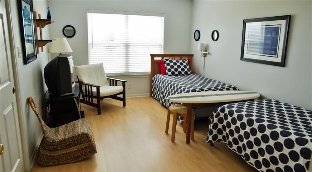 Spacious Retreat W/expansive Yard & Beach Access! view 5