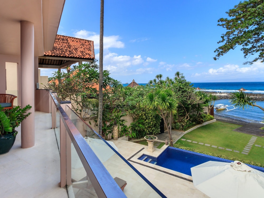 Villa Pantai by Villa Finder