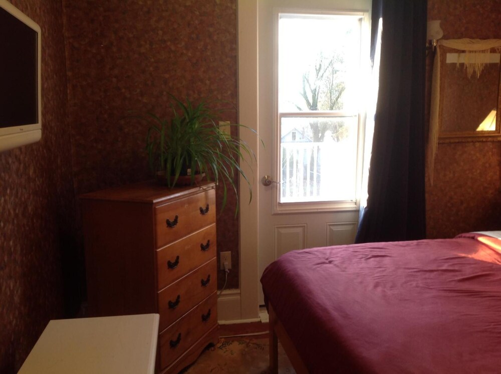 10th Avenue Guest House & Suites