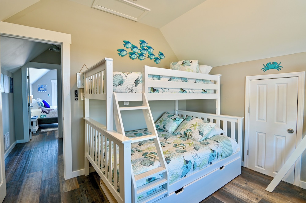 A Wave From it All - 3BR Beachside Coastal Retreat view 3