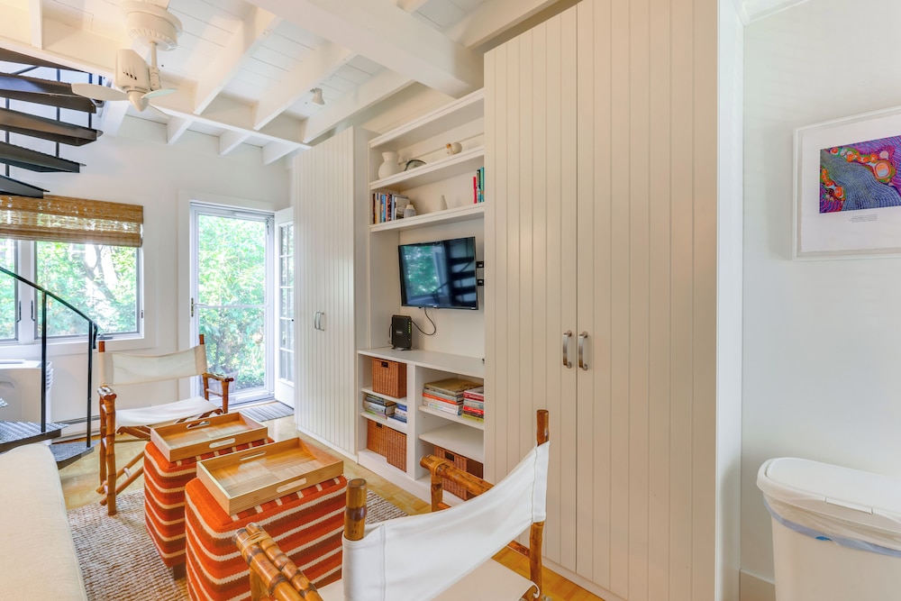 Steps to Beach: Stylish & Lofted Provincetown Gem