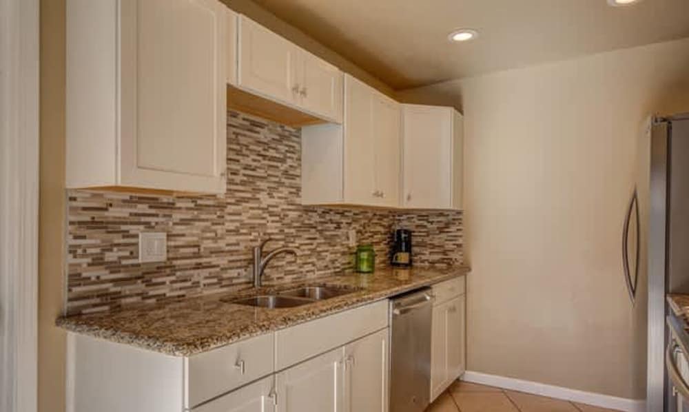 Stylish Condo With Golf Course Views