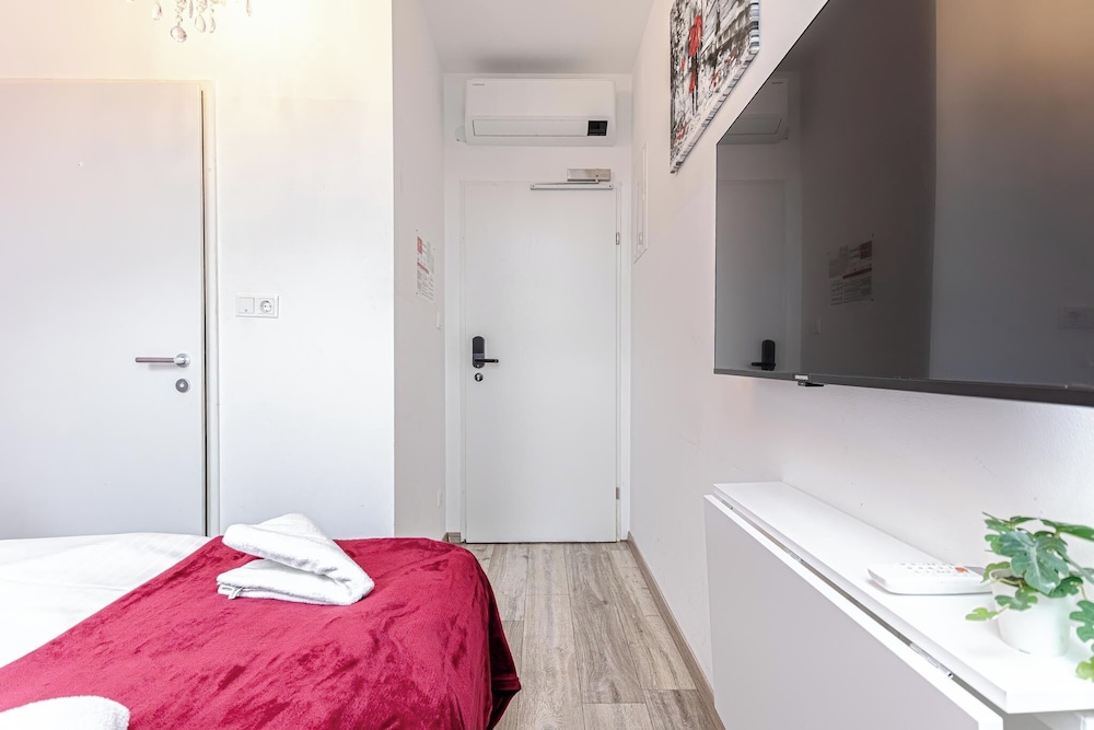 Stunning 12BR Floor For 24 People