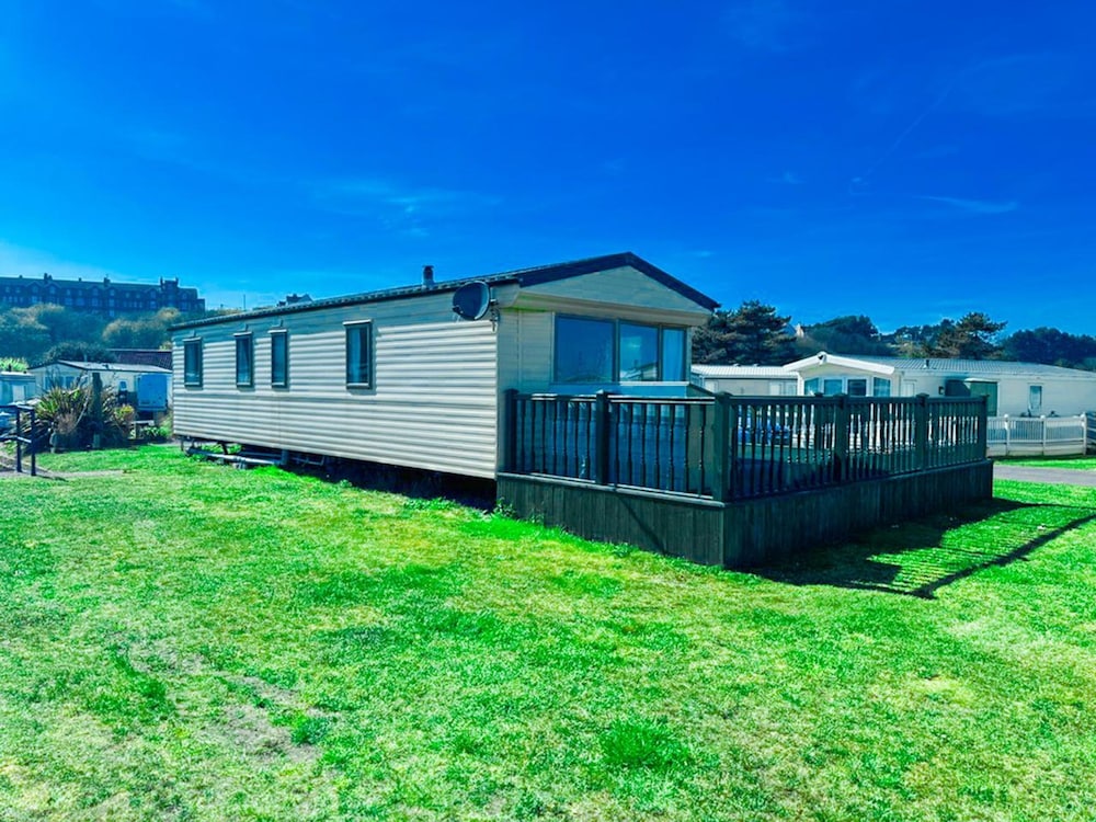 Beachside Caravan Retreat in Lowestoft Sleeps 4
