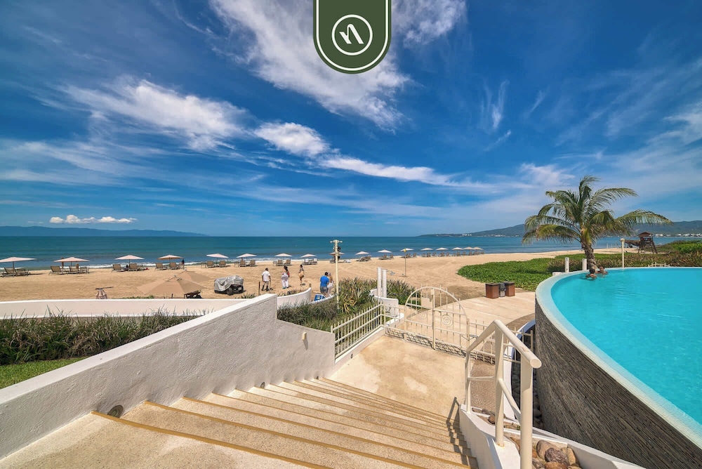 Oceanfront 2 BR Condo - Beach - Restaurant - Gym