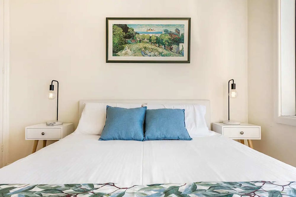 Prime Location 1 Bedroom Apartment Near MCG With Parking