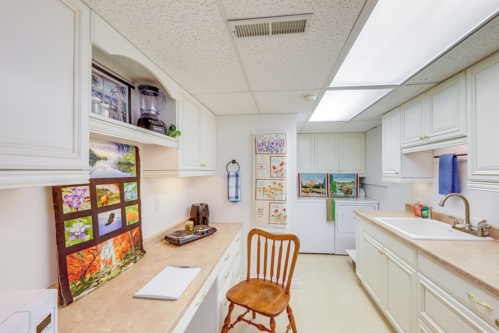 Walk to Happy's Inn & Lake Access: Libby Apartment