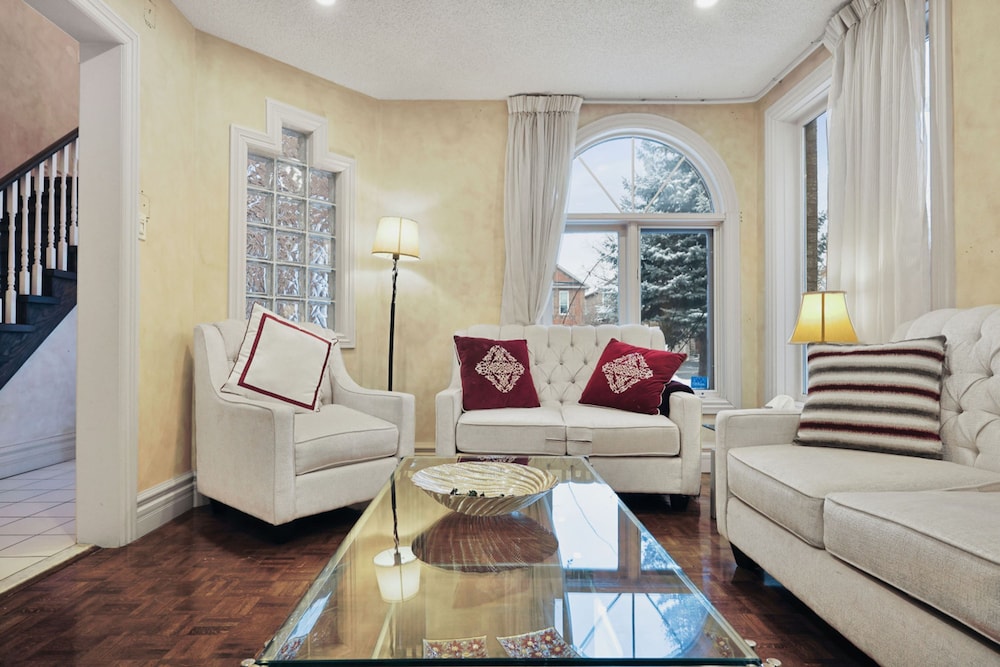 Mississauga Retreat Your Spacious 5-bedroom Home