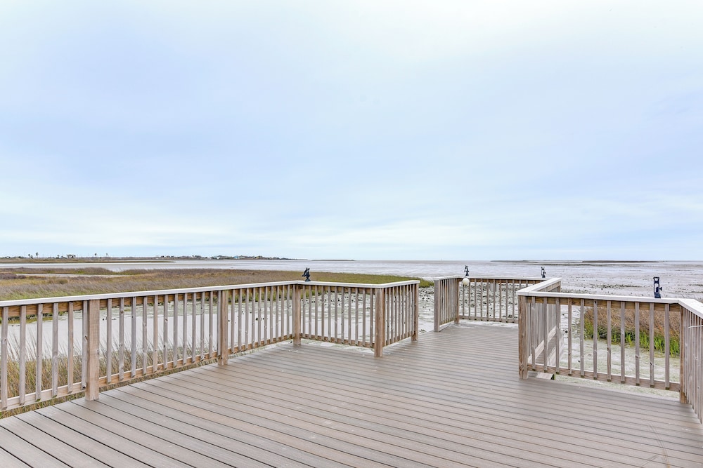 Walk to Beach: Bayfront Gilchrist Getaway!