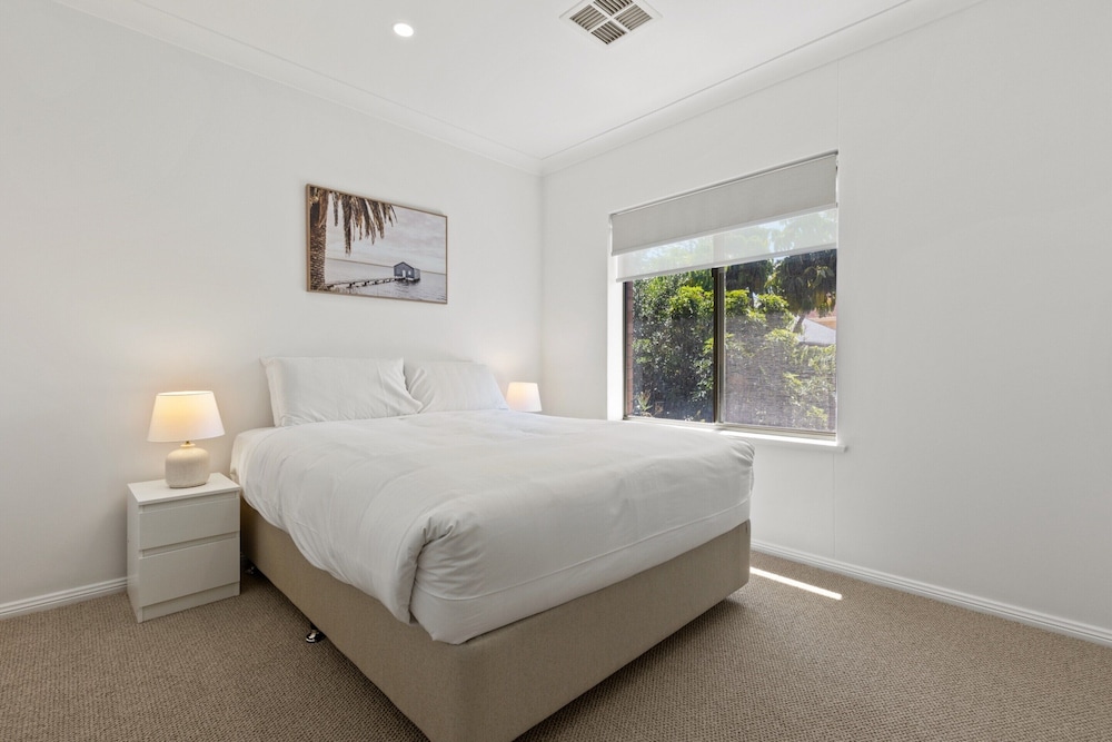 Elegant 3-bed Home From Sunny Glenelg Beach
