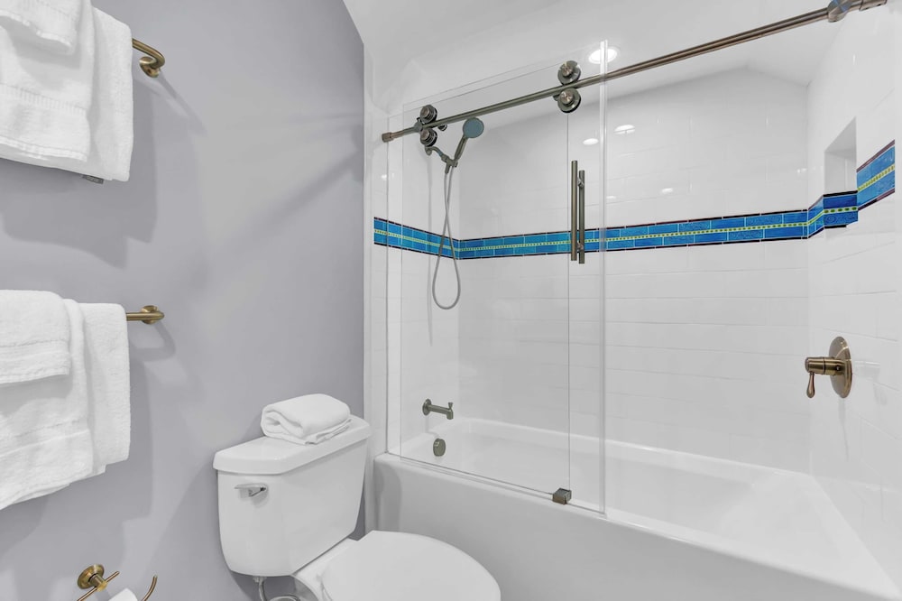 518 Seascape Waterfront Views + Community Pool
