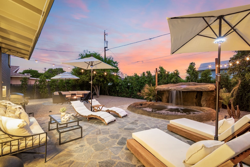 Solanova Designer Oasis With Cocktail Pool Theater