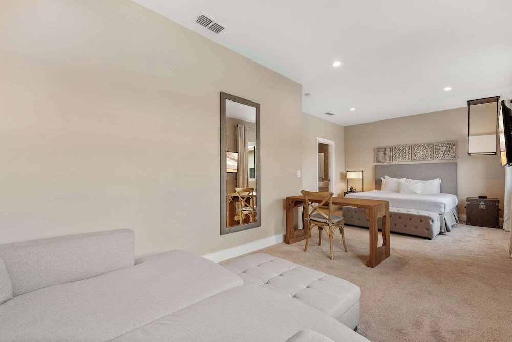 Minutes to Disney Chic Dream Villa With Stunning Patio and Resort Perks