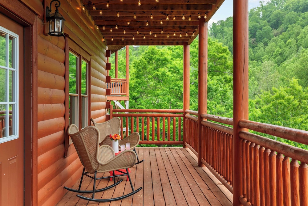 Smoky Ridge by Avantstay Renovated Cabin w/ Indoor Pool Game Room + Theater