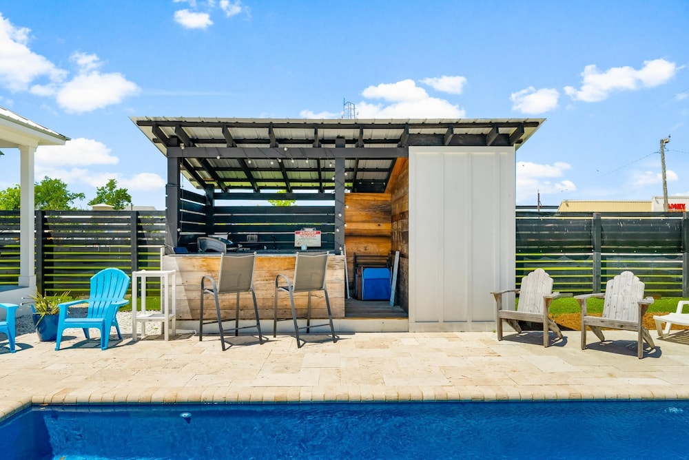 Beach House - 6th Street Retreat by PHG