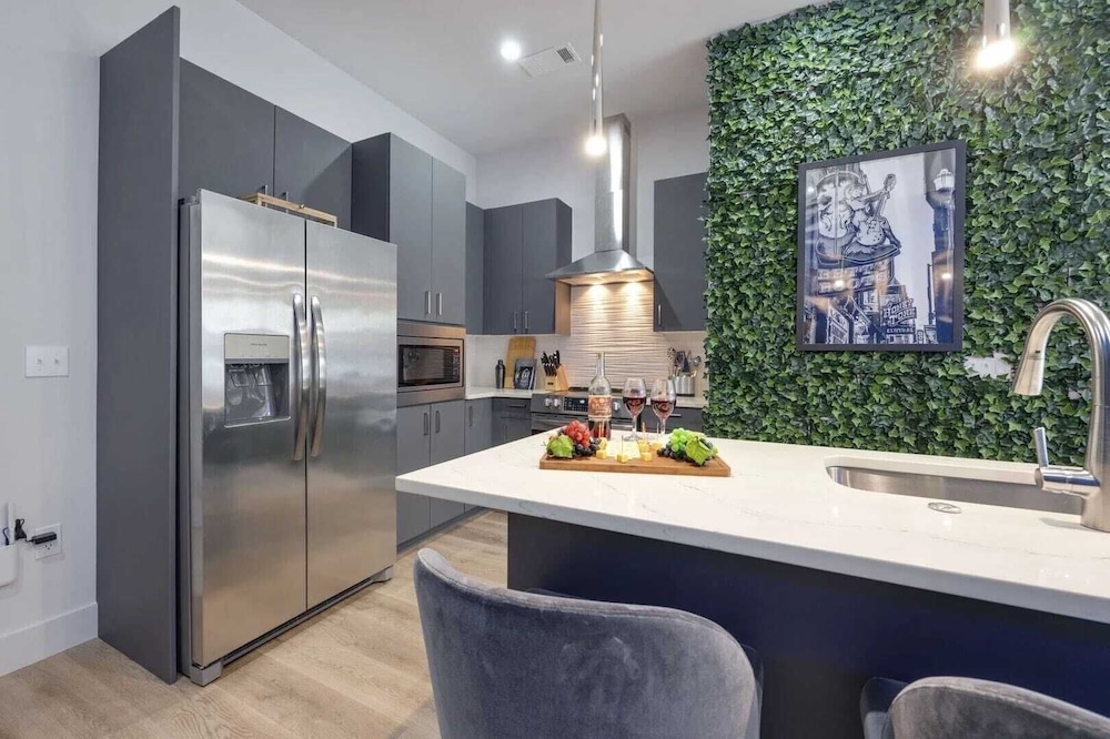 Sleeps 42 7 Modern Midtown Apartments w/ Gym + Pool Walkable to Shops & Eats
