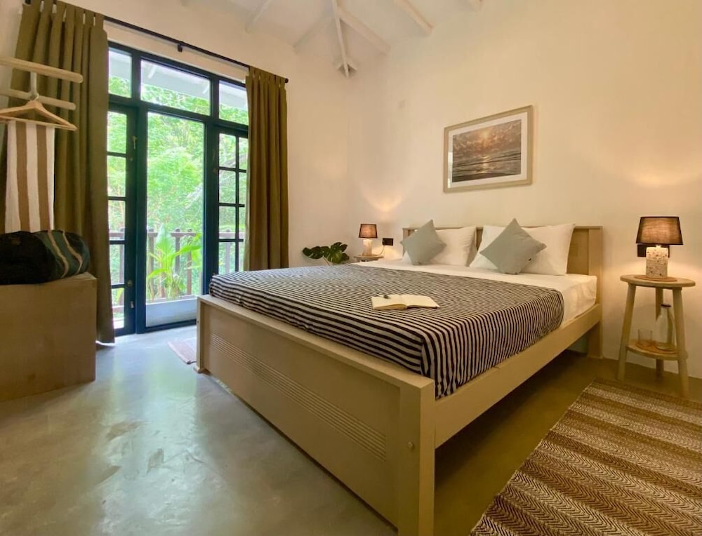 Beachside Stay Steps from Mawella Beach