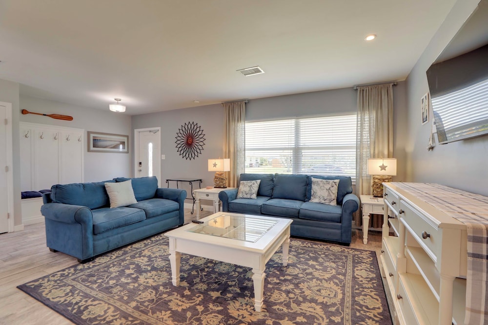 4 Mi to Venice Beach: Home w/ Patio & Yard
