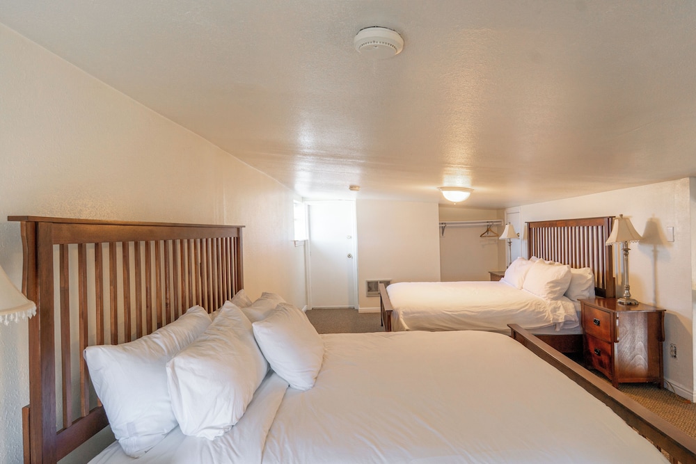 Road Creek Inn