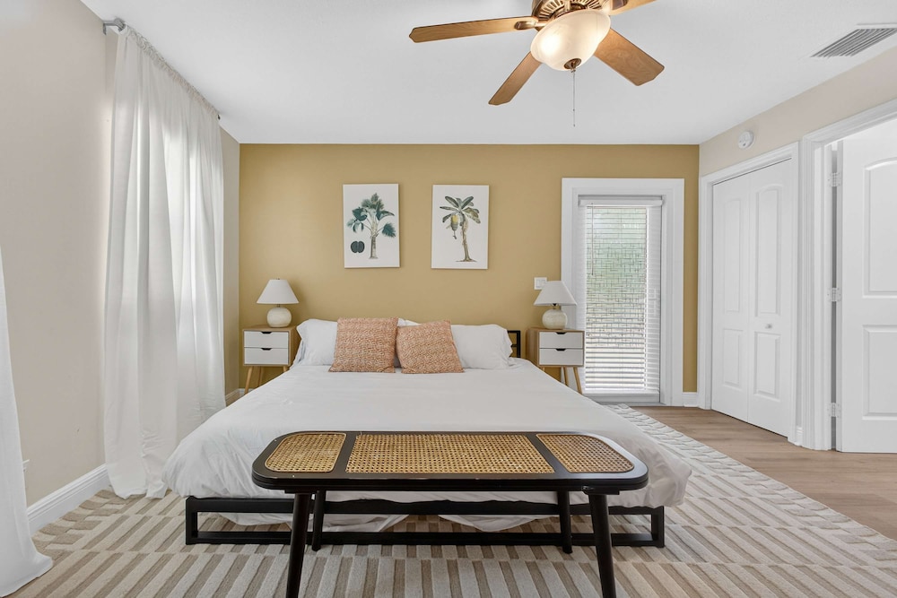 Luxury Meets Paradise Family-friendly 4BR w Pool