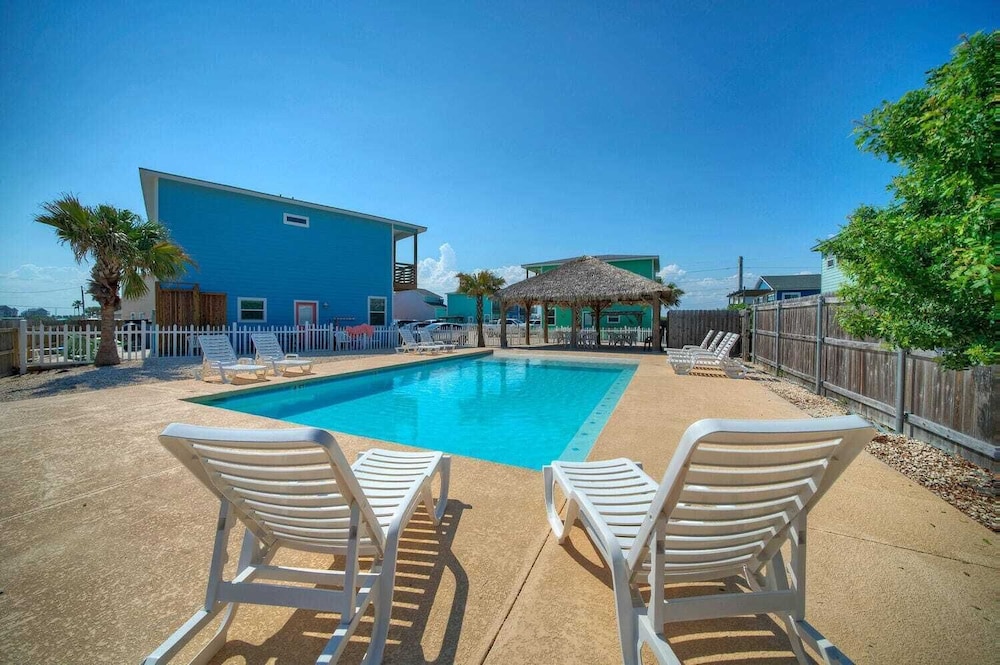 Sleeps 24, 2 Homes Pool, Backyard Tiki Bar, Fire Pit, Cornhole Walk to Beach