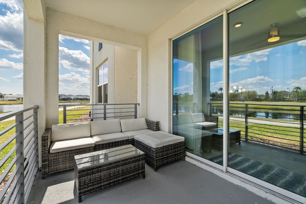 Cozy Stylish 2BR Condo Prime Storey Lake Spot