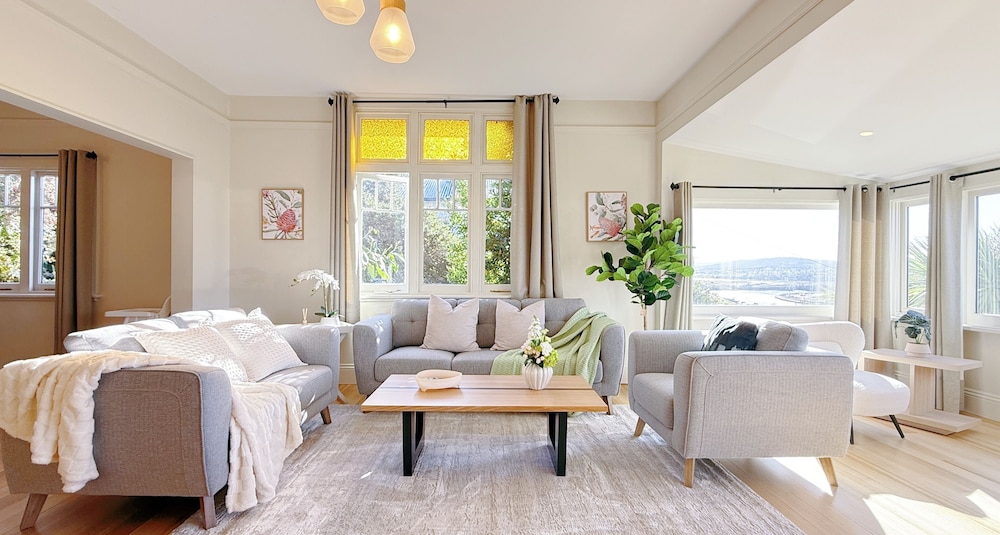StayAU 2BR Home w/ Stunning Views in Tasmania