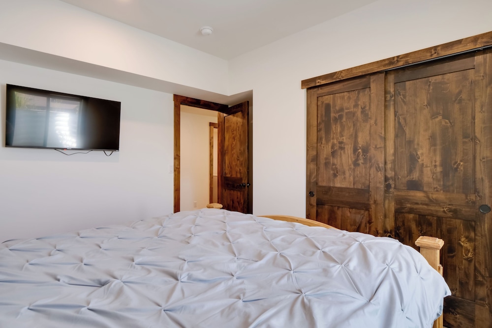 Hot Tub, Pool Table & Fireplaces: Blue River Gem