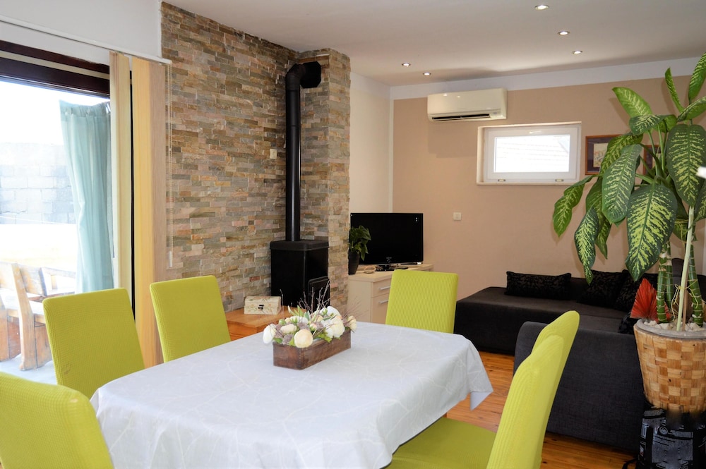 Coastal Apartment - Sleeps 6, Balcony & Parking view 5