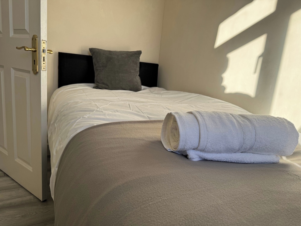 Colindale/sleeps7/privategarden/3br/freeparking/