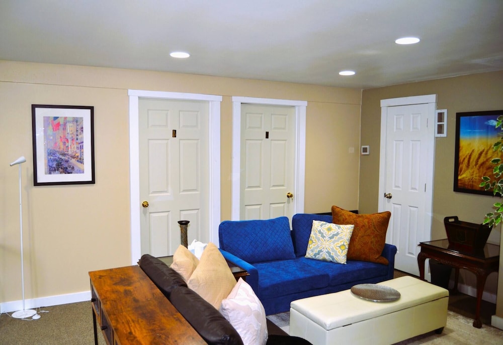 Room-cozy Nest Near UND Campus