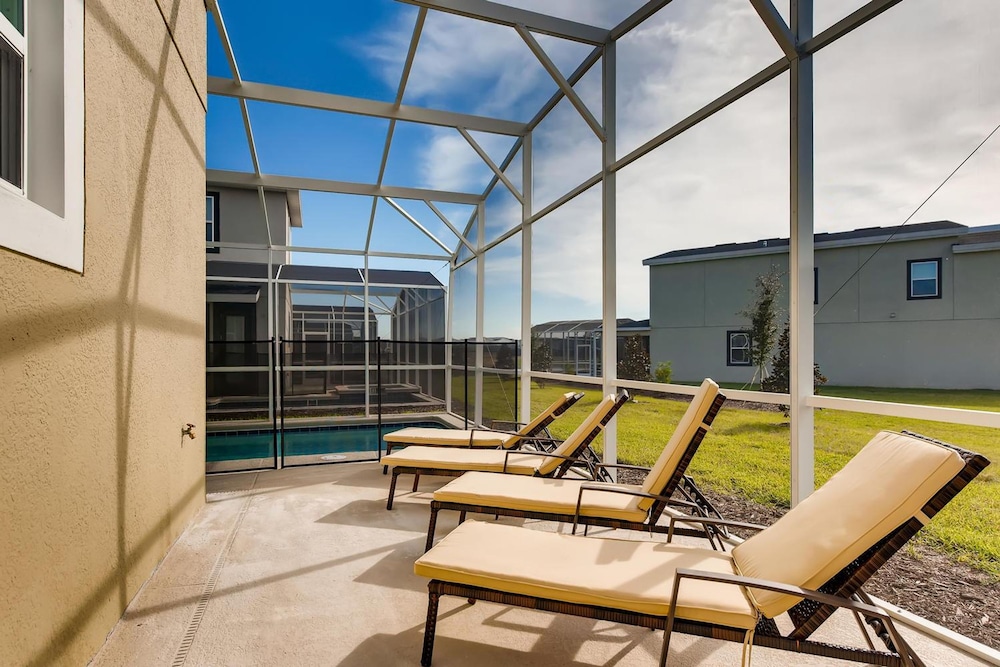 8992 CC - Exquisite 5 Bed Single Family - Image 4