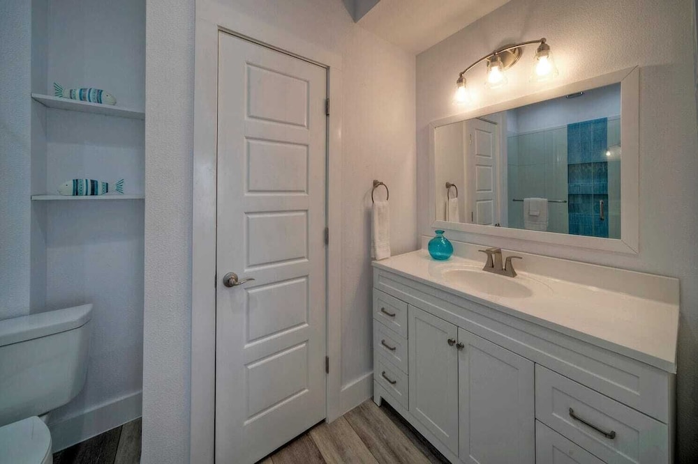 Sleeps 22! 2 Homes Priv Pool, Putting Green, Bar, Deck, Prime Port A Location