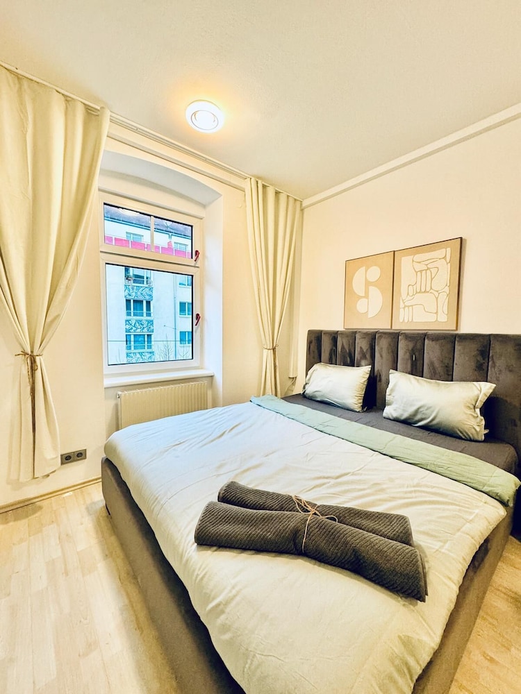 Spacious 7BR Apartment Prime Location