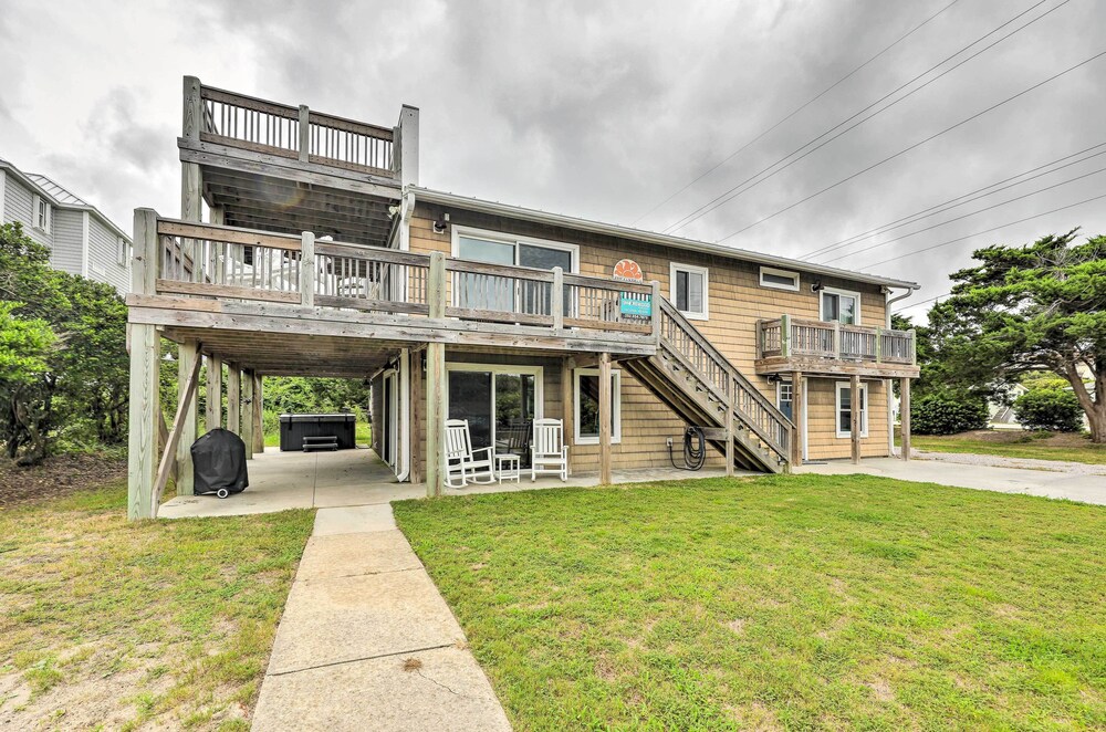 Bright Emerald Isle Home - Walk to the Beach!