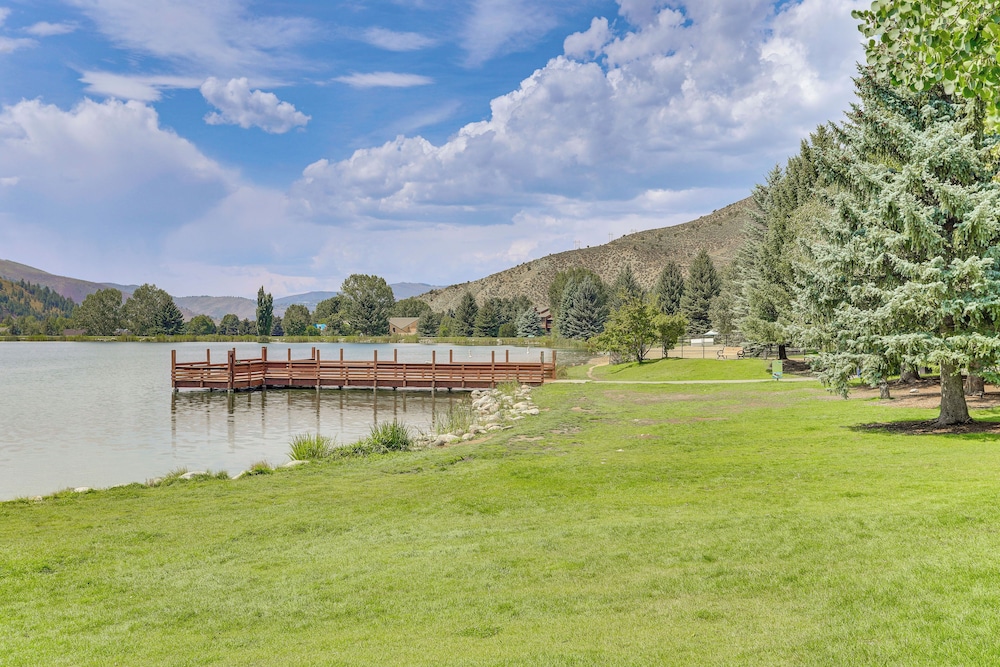 Sauna & Ski Shuttle Access: Mtn-view Condo in Avon